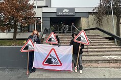 Prie viešbučio atėję protestuotojai sulaukė policijos pareigūnų dėmesio Prie viešbučio atėję protestuotojai sulaukė policijos pareigūnų dėmesio