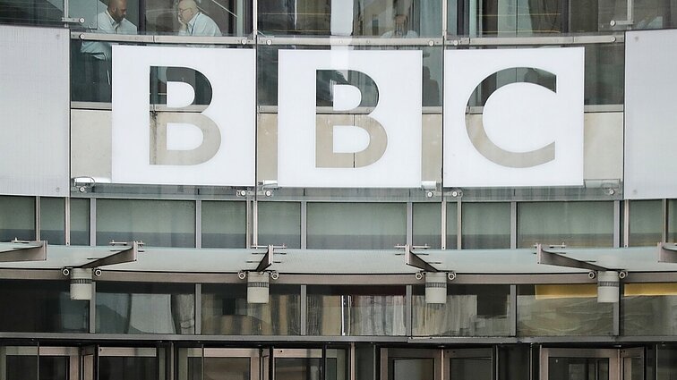 BBC drebina neregėto masto reputacinė krizė: montažu iškreipė Trumpo teiginius