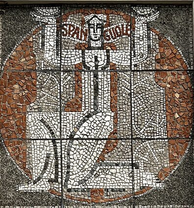 Mozaika ant Marcinkonių parduotuvės fasado. Sprendžiant pagal stilistiką, mozaika sukurta apie 1980-uosius, autoriaus pavardės nepavyko rasti