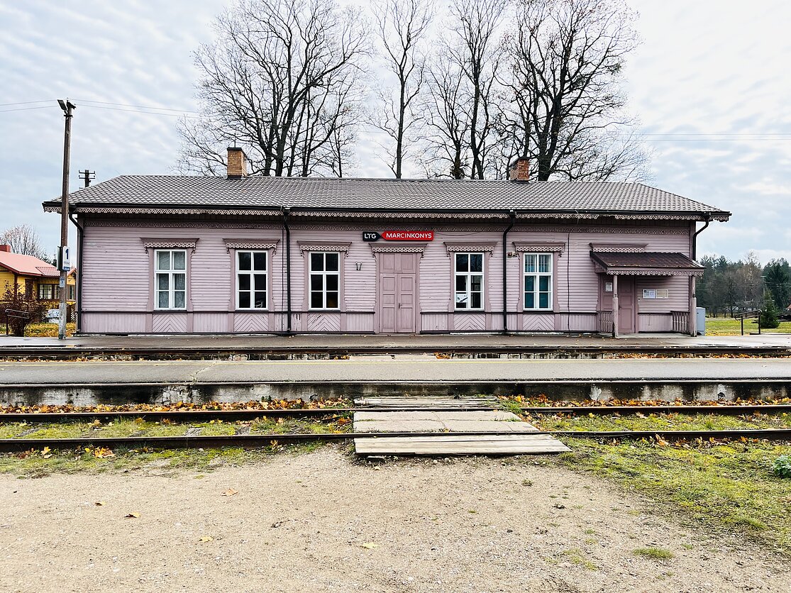 1862 metais pradėjusi veikti ir vis dar veikianti medinė, medžio pjaustiniais dekoruota Marcinkonių kaimo geležinkelio stotis. Dalyje stoties patalpų šiltuoju metų laiku veikia meno galerija, vyksta parodos