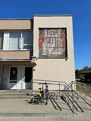 Mozaika ant Marcinkonių parduotuvės fasado