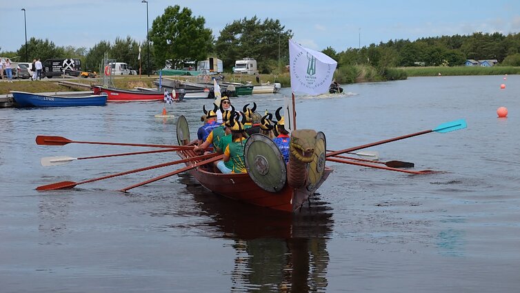 Pasaulio lietuviai susirungė jiems neįprastame sporte: Šventąją skrodė Vikingų laivais