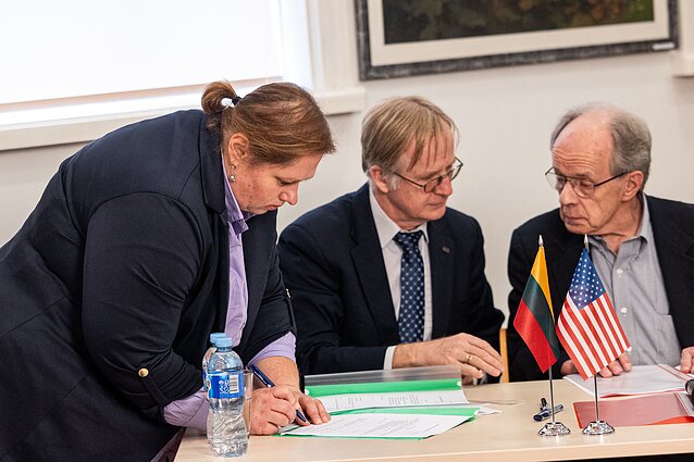 Two US scholars handed over to the Genocide and Resistance Research Centre of Lithuania copies of inmate registry cards and a digital database from Russia’s Vladimir Prison