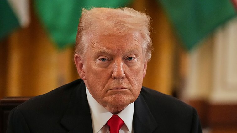 „Apgavo visuomenę ir tai pripažino“: Trumpas dėl iškraipytų žodžių grasina ieškiniu BBC