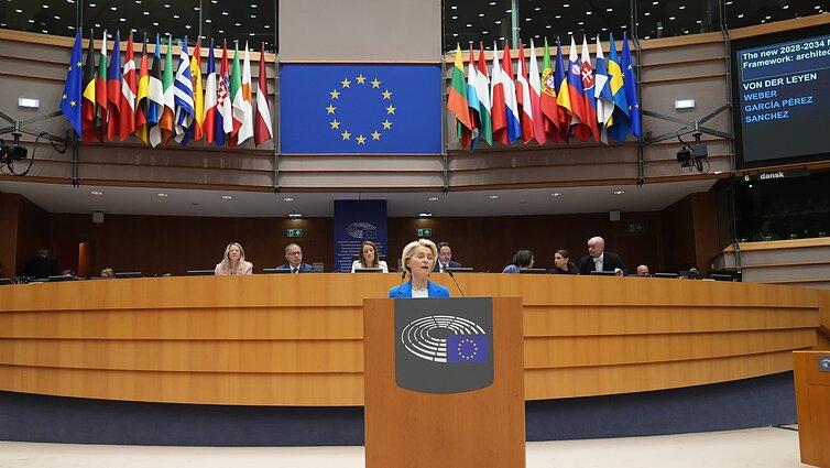 Derybose dėl ilgamečio ES biudžeto – kolegų kritika von der Leyen: privertė EK atsitraukti