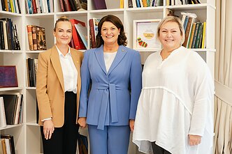 Diana Nausėdienė su ,,Neišnešiotukas" atstovėmis