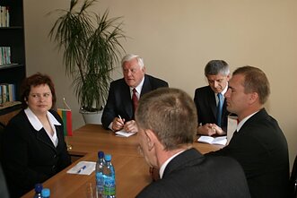 2004 m. gegužę įvykęs susitikimas su Lietuvos ir Lenkijos ministrais pirmininkais Algirdu Brazausku ir Mareku Belka. Jo metu sutarta, kad Lietuva statys Seinuose mokyklą, o Lenkija – priestatą Punsko Kovo 11-osios licėjui. Dalyvavo Lenkijos lietuvių bendruomenės valdybos pirmininkė Irena Gasperavičiūtė ir Lenkijos lietuvių draugijos pirmininkas Algirdas Vaicekauskas
