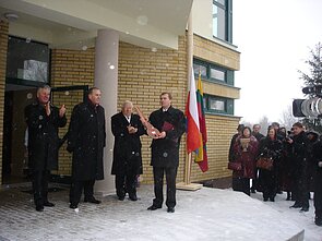 Naujosios mokyklos atidarymas 2005 m. Direktorius gavo simbolinį raktą. Nuotraukoje iš kairės: TMID generalinis direktorius Antanas Petrauskas, ŠMM ministras Remigijus Motuzas, PLB pirmininkas Gabrielius Žemkalnis ir „Žiburio“ mokyklos direktorius Algirdas Vaicekauskas