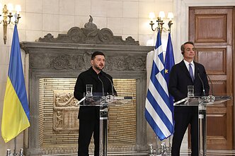 Ukrainos prezidentas V. Zelenskis ir Graikijos ministras pirmininkas K. Mitsotakis. Ukrainos prezidentas V. Zelenskis ir Graikijos ministras pirmininkas K. Mitsotakis.