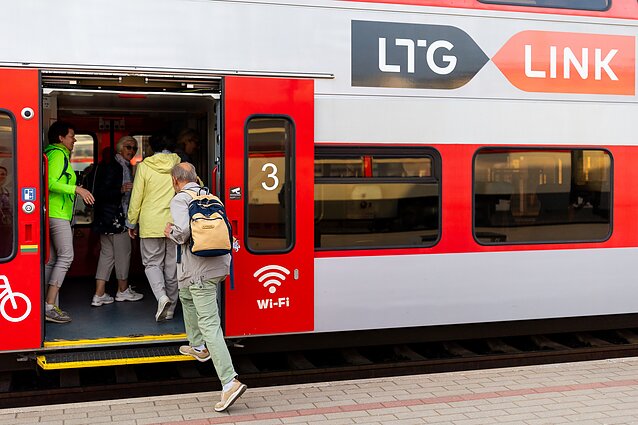 Train (associative image)