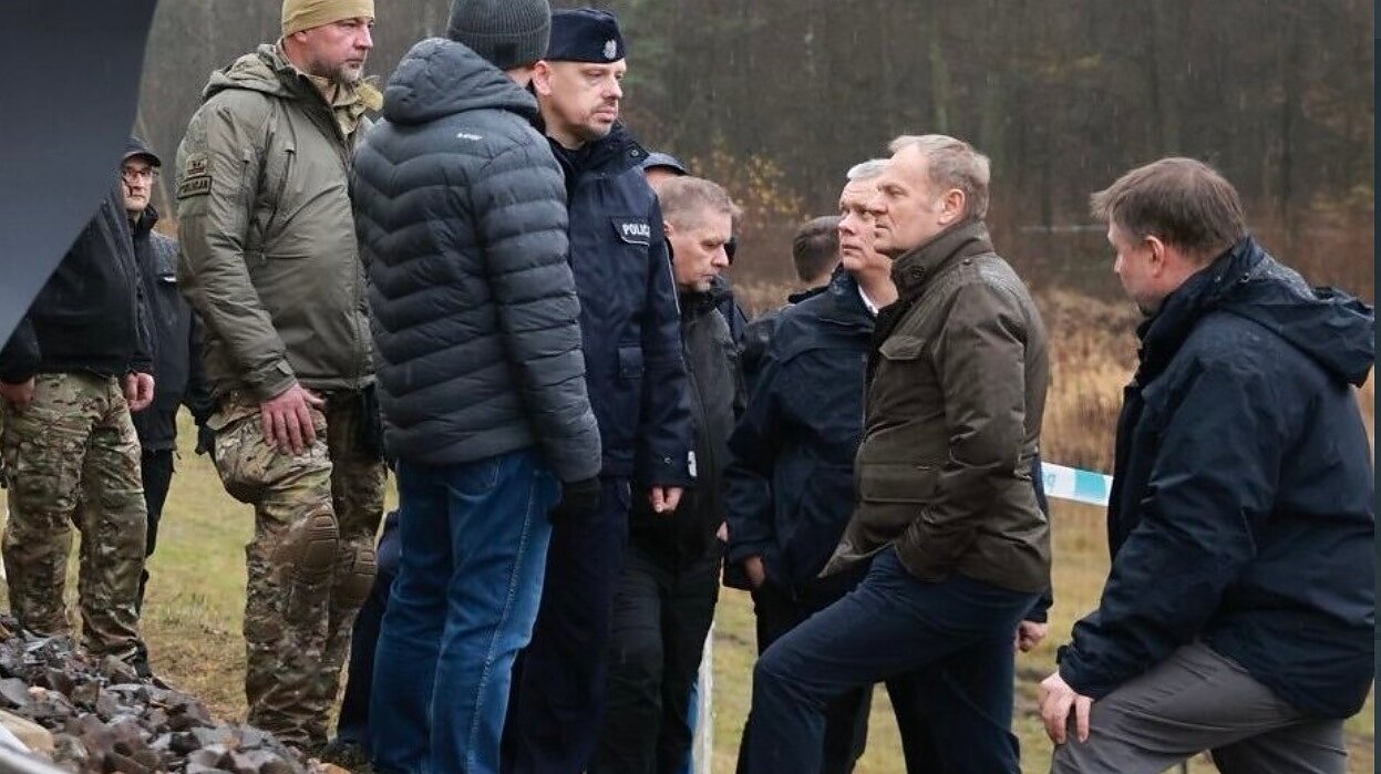 Дональд Туск (второй справа) на месте повреждения железнодорожных путей