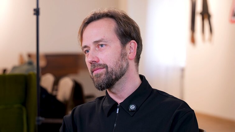 Surakintiem kaliniam koncertavęs Mažintas: groji apie meilę, o šalia – žmonės su ginklais