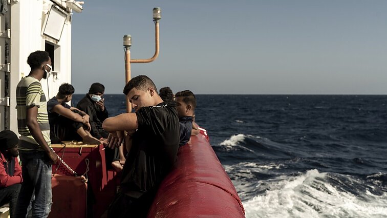 „Turime matyti, kaip žmonės yra išsiunčiami“: britai griežtina imigracijos politiką