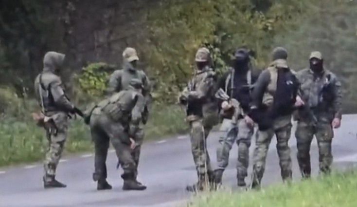 Kelyje einančių per Rusijos teritoriją pastebėti ginkluoti žmonės.