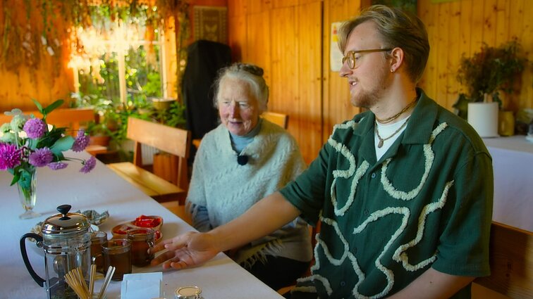 Močiutei žolininkei Gyvolių kaime padedantis jos anūkas Vakaris: jai piktžolių nebūna