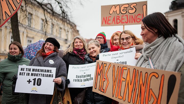 „Pažadų per daug, mokytojų per mažai“: pedagogai mitinguoja prie Švietimo ministerijos