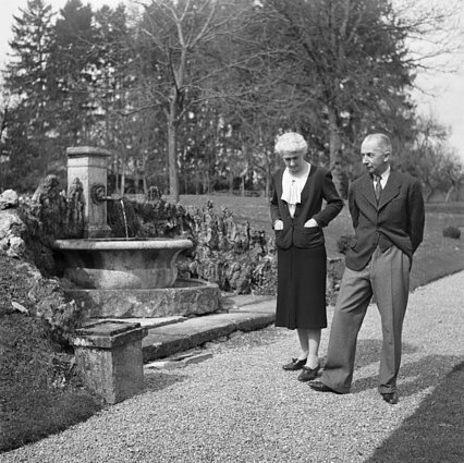 Gonzague de Reynold (1880-1970) was a writer and historian. In this photo from March 1940, he is walking through the park of their castle in Cressier with his wife Marie-Louise de Reynold.