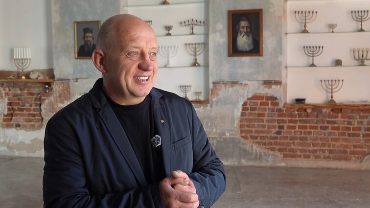 Kavarsko miestelyje gyvenantis Regimantas savo jėgomis atstato sinagogą