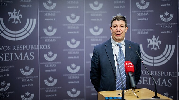 Per balsavimą dėl Nedzinsko – tuščios kėdės Seime: vieni dalijo interviu, kiti gėrė kavą