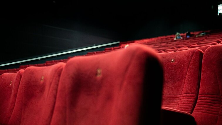 Naujienos kino salėse: sugrįžę „Apgaulės meistrai“ ir Barto „Apsilankymas namuose“