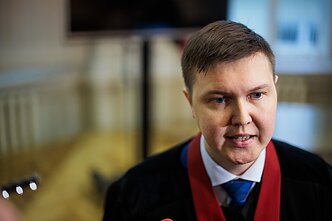 Teismas atvėrė nužudymu kaltinamo pasieniečio bylą, pareigūnas kaltės nepripažįsta Teismas atvėrė nužudymu kaltinamo pasieniečio bylą, pareigūnas kaltės nepripažįsta