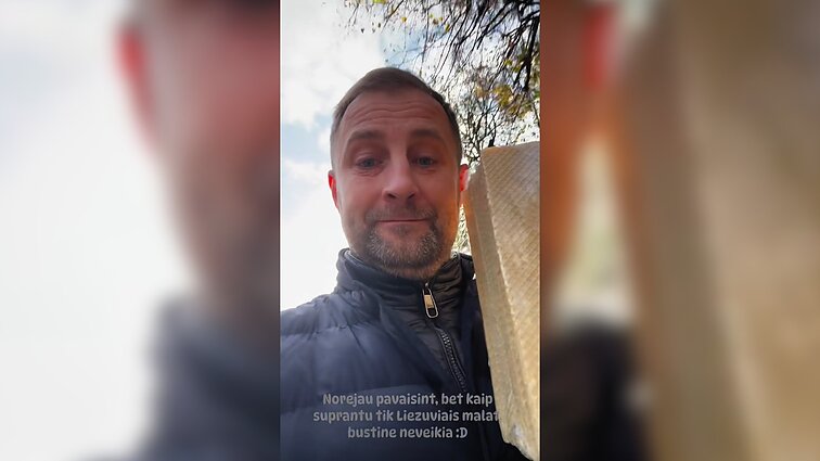 Šarūnas Matijošaitis su vafliais iš „Lidl“ parduotuvės 