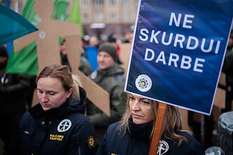 Prie Seimo įvyko pareigūnų protestas Prie Seimo įvyko pareigūnų protestas