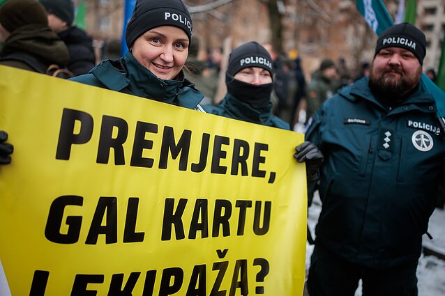 Prie Seimo įvyko pareigūnų protestas Prie Seimo įvyko pareigūnų protestas