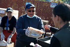 „Shiloh Mercy House“ savanoriai dalina maisto produktus Padėkos dienos proga. Tūkstančiai žmonių susibūrė norėdami gauti nemokamus maisto produktus, nes maisto bankai vis dar dirba krizės režimu dėl trumpalaikio maisto talonėlių (SNAP) sustabdymo