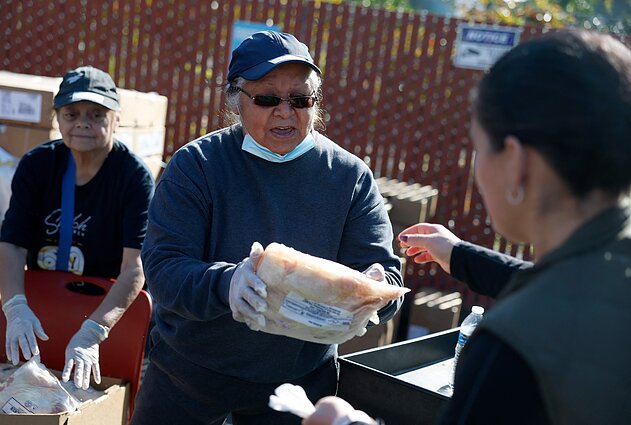 „Shiloh Mercy House“ savanoriai dalina maisto produktus Padėkos dienos proga. Tūkstančiai žmonių susibūrė norėdami gauti nemokamus maisto produktus, nes maisto bankai vis dar dirba krizės režimu dėl trumpalaikio maisto talonėlių (SNAP) sustabdymo