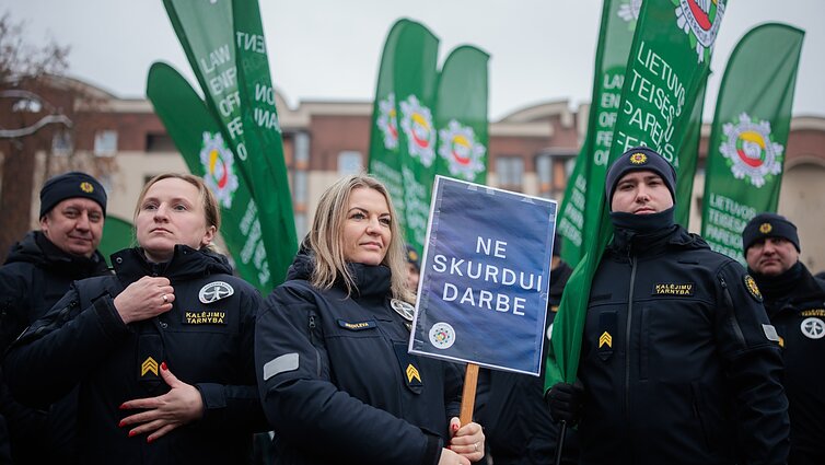„Vėl nustumiami į paraštes“: 8 eurų algos kėlimu nusivylę pareigūnai protestavo prie Seimo
