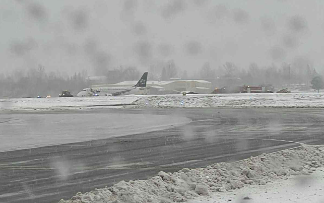 A LOT Polish Airlines aircraft arriving from Warsaw slid off the taxiway after landing at Vilnius Airport 