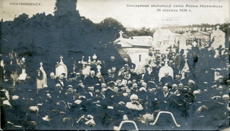 Ekshumacja prochów Adama Mickiewicza w Montmorency, pocztówka z ok. 1905 r.