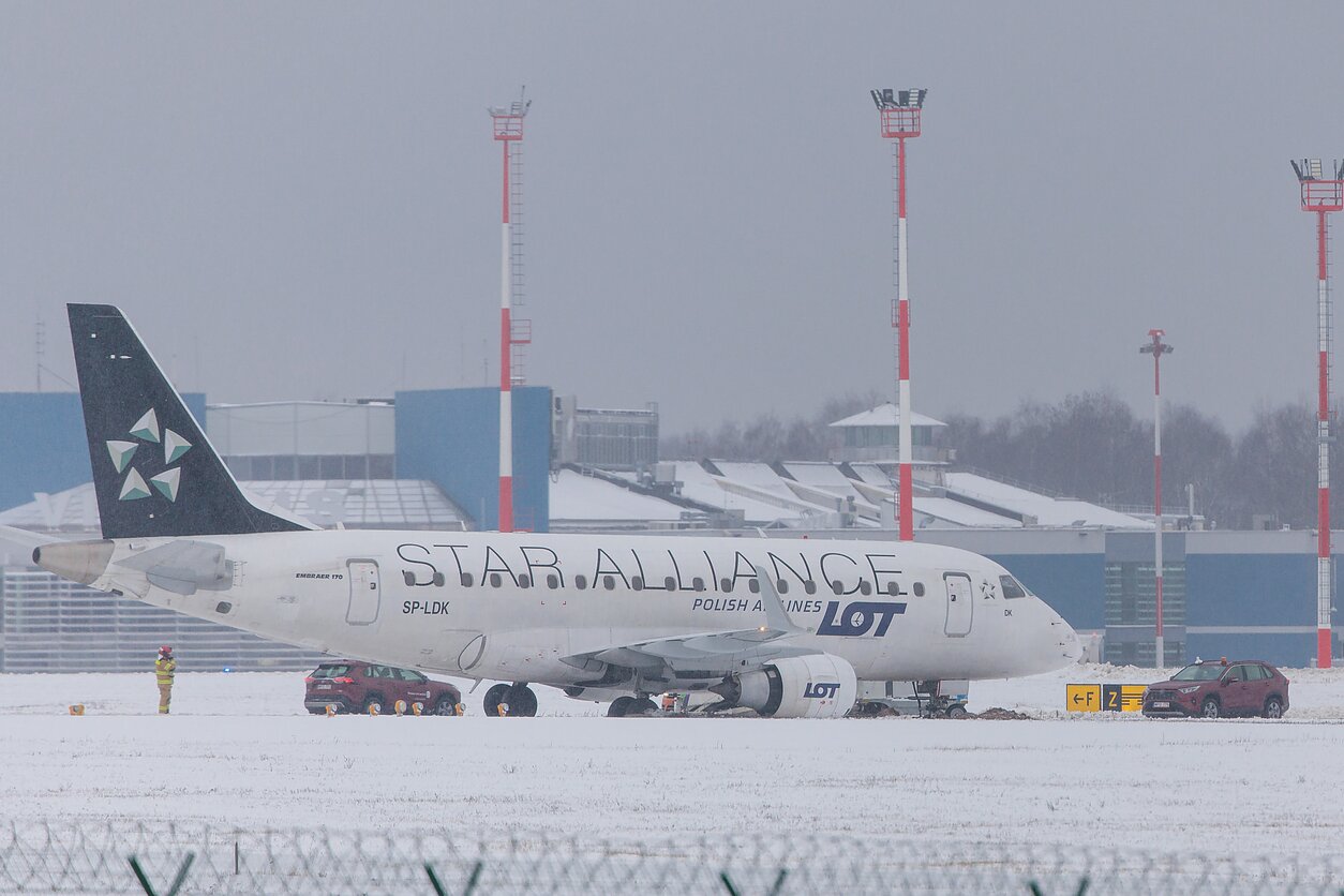 A LOT Polish Airlines aircraft arriving from Warsaw slid off the taxiway after landing at Vilnius Airport
