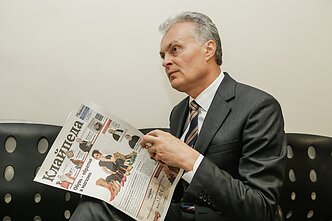 Президент Гитанас Науседа читает газету «Клайпеда» Президент Гитанас Науседа читает газету «Клайпеда»