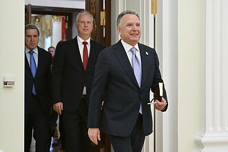 Спеціальний посланець президента США Дональда Трампа Стів Віткофф (на передньому плані), посланець президента Володимира Путіна Кирило Дмитрієв (другий зліва) та помічник президента Росії Юрій Ушаков (зліва) прибувають на переговори з президентом Росії Володимиром Путіним у Кремлі, 25 квітня 2025 року