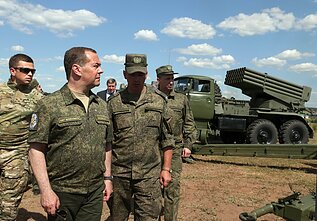 Заступник голови Ради безпеки Росії Дмитро Медведєв (другий зліва) відвідує військовий гарнізон в місті Тоцьк в Оренбурзькій області. Ілюстративно