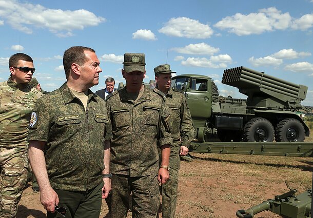 Заступник голови Ради безпеки Росії Дмитро Медведєв (другий зліва) відвідує військовий гарнізон в місті Тоцьк в Оренбурзькій області. Ілюстративно