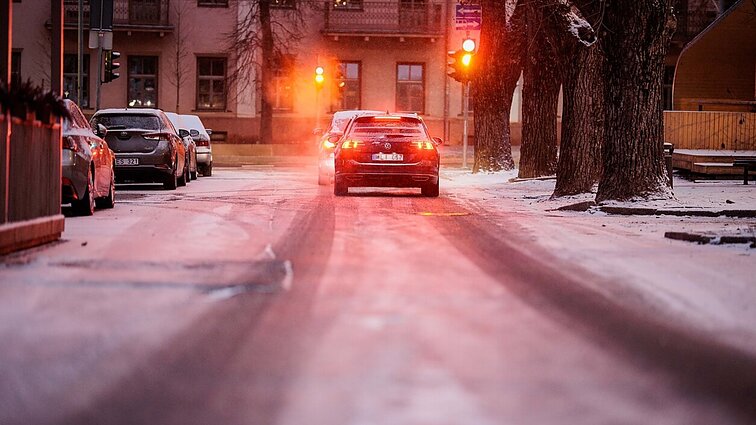 Dėl sudėtingų eismo sąlygų – instruktoriaus įspėjimas: šiandienos temperatūra apgaulinga