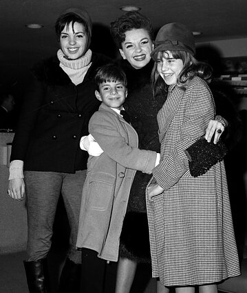 Liza Minnelli su mama Judy Garland ir sese bei broliu Liza Minnelli su mama Judy Garland ir sese bei broliu
