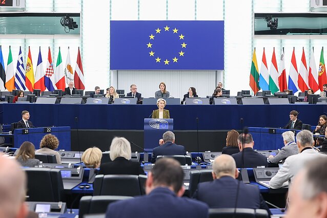 Ursula von der Leyen (tribūnoje) sako kalbą Europos Parlamente