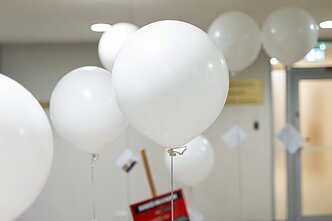 Opposition MPs organised a stunt, bringin balloons into the parliament