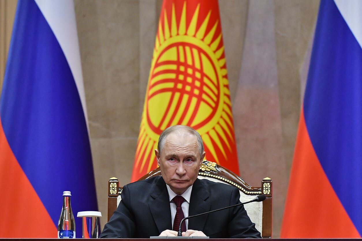 Президент Росії Володимир Путін на церемонії підписання угоди з президентом Киргизстану Садиром Жапаровим 26 листопада 2025 року