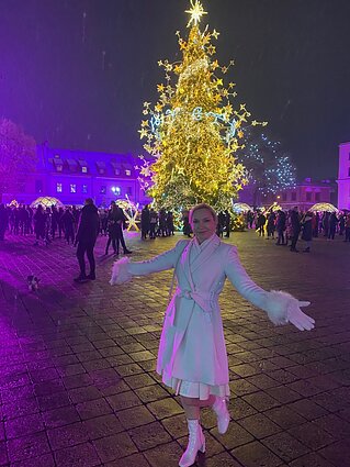 Jolanta Šmidtienė prie jos puoštos Kauno eglės Jolanta Šmidtienė prie jos puoštos Kauno eglės