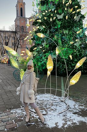 Jolanta Šmidtienė prie jos puoštos Kauno eglės Jolanta Šmidtienė prie jos puoštos Kauno eglės