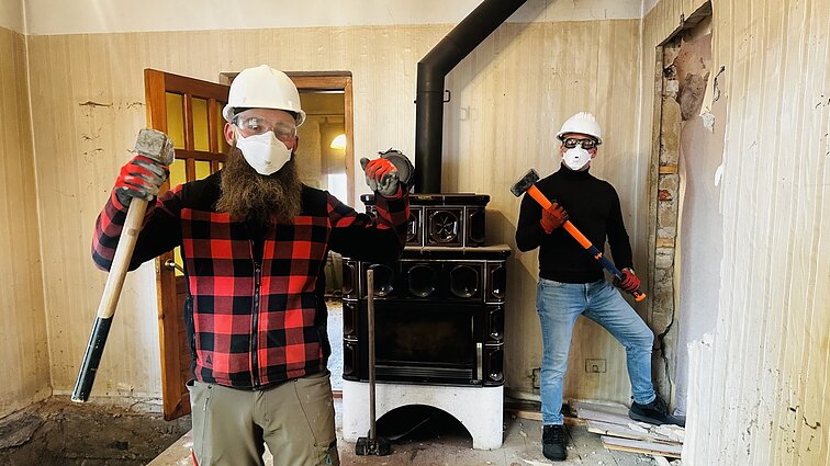 Griaunant reikia ne tik jėgų, bet ir proto: parodė, kaip saugiai ardyti seno namo sienas