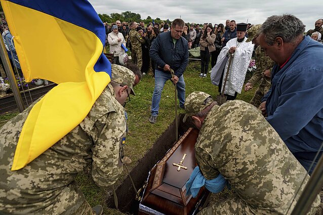 „Kuo toliau rusai žengia, tuo daugiau jie nori“: Lvivo karių kapinėse nebėra vietos