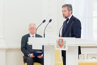 Prezidentas apdovanojo Konstitucijos egzamino nugalėtojus Prezidentas apdovanojo Konstitucijos egzamino nugalėtojus