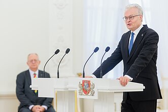 Prezidentas apdovanojo Konstitucijos egzamino nugalėtojus Prezidentas apdovanojo Konstitucijos egzamino nugalėtojus