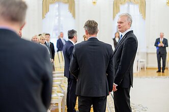 Prezidentas apdovanojo Konstitucijos egzamino nugalėtojus Prezidentas apdovanojo Konstitucijos egzamino nugalėtojus
